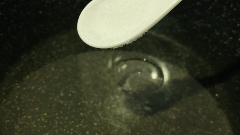 芦笋炒鸡蛋,再加少许盐和食用油,会让芦笋更鲜绿