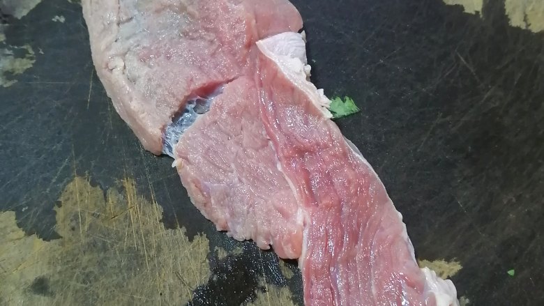 西红柿炖牛肉,洗净<a style='color:red;display:inline-block;' href='/shicai/ 216'>牛肉</a>,用厨房纸吸干水分