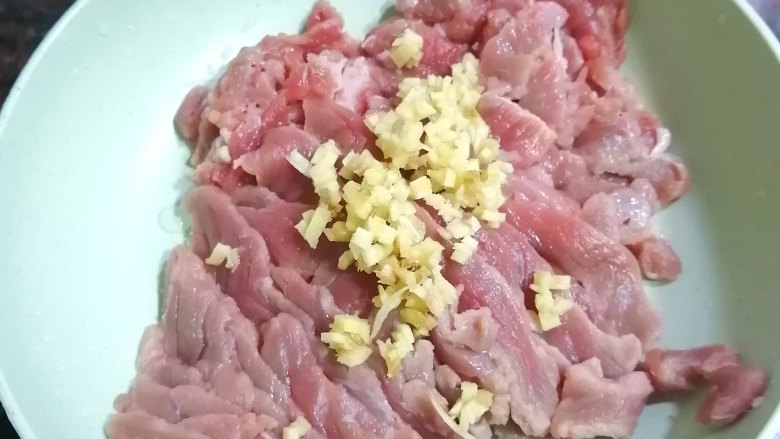 西红柿炖牛肉,加入<a style='color:red;display:inline-block;' href='/shicai/ 37'>姜</a>末
