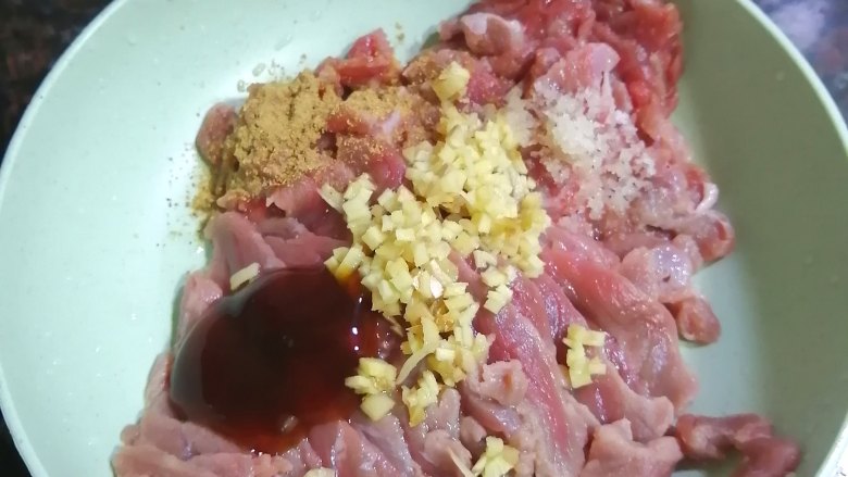 西红柿炖牛肉,加入<a style='color:red;display:inline-block;' href='/shicai/ 718'>料酒</a>、盐、<a style='color:red;display:inline-block;' href='/shicai/ 721'>蚝油</a>和<a style='color:red;display:inline-block;' href='/shicai/ 829'>十三香</a>