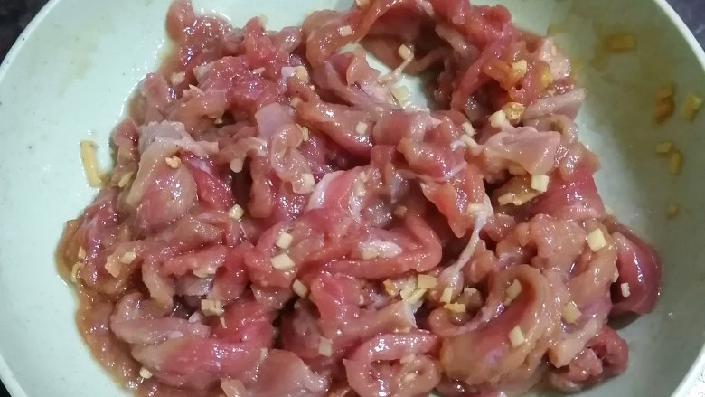 西红柿炖牛肉,加入油,再次搅拌均匀,腌15分钟左右