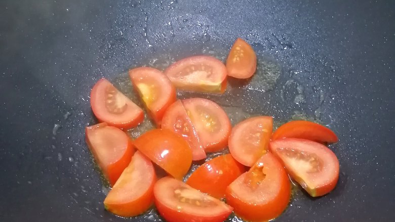 西红柿炖牛肉,加入番茄块,翻炒片刻