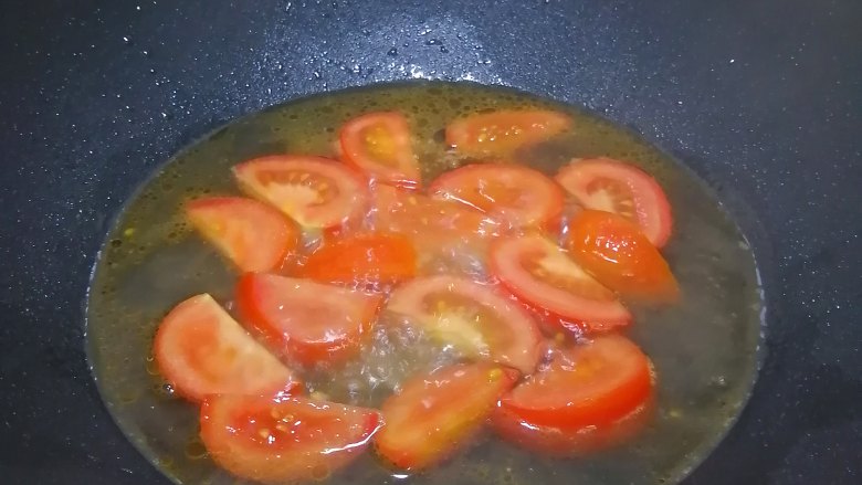 西红柿炖牛肉,加入适量清水,炖3分钟左右