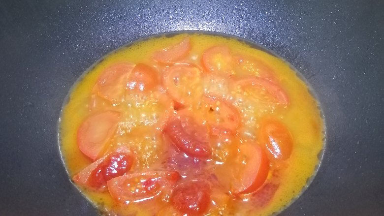 西红柿炖牛肉,加入<a style='color:red;display:inline-block;' href='/shicai/ 699'>番茄酱</a>,拌匀
