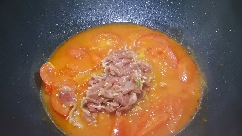 西红柿炖牛肉,加入牛肉