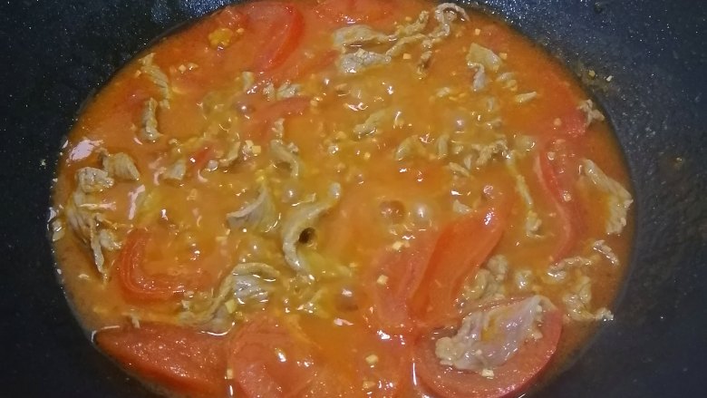 西红柿炖牛肉,炖至牛肉熟