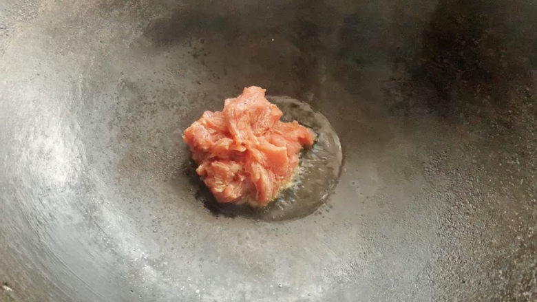 葱爆牛肉,中小火加入牛肉