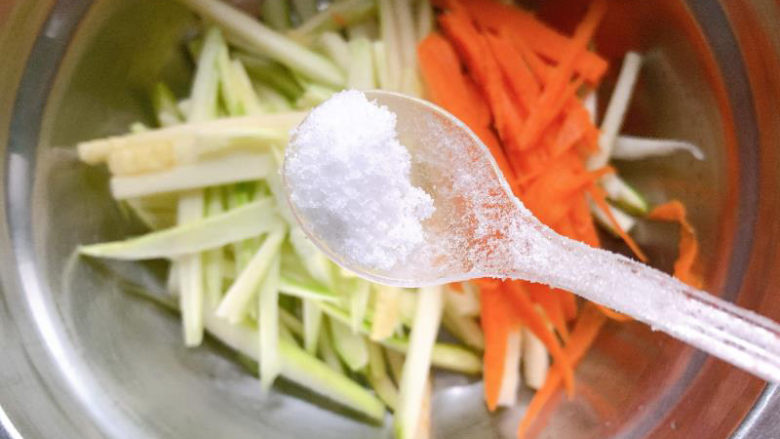 凉拌西葫芦,加适量盐,抓拌均匀静待3分钟左右