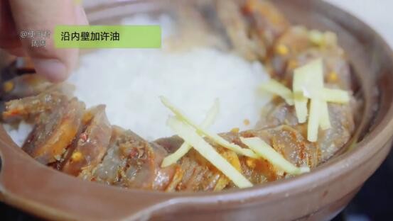 香肠煲仔饭,步骤六:水分收干后放香肠和姜丝,沿内壁加少许油。