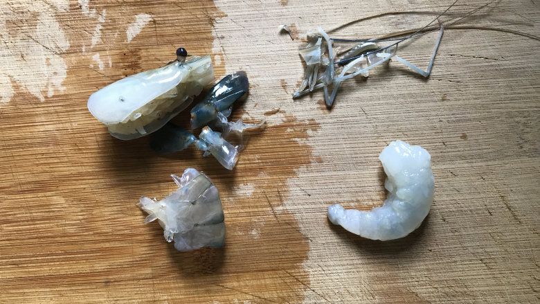 什锦虾仁,新鲜大虾,去掉虾头和虾壳、剥出虾仁
