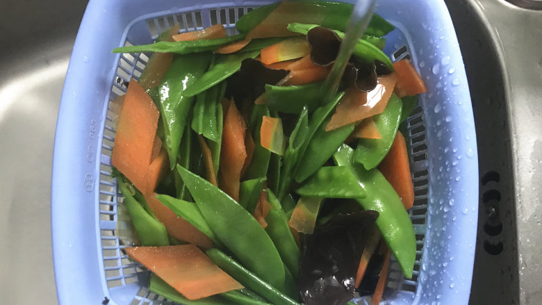 什锦虾仁,焯至荷兰豆断生变色,捞起来迅速过凉