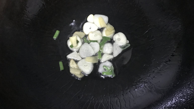 什锦虾仁,热锅凉油,放入葱、姜、蒜翻炒,爆出香味