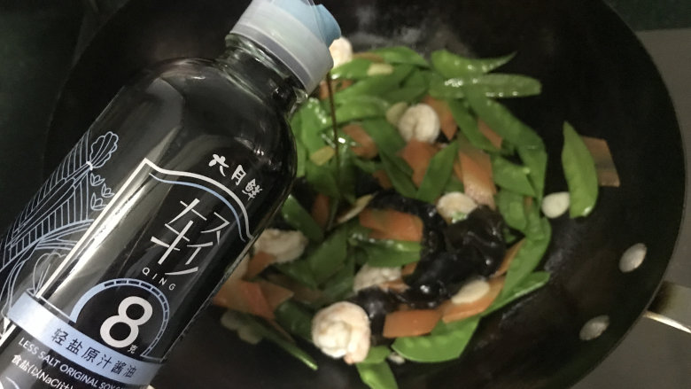 什锦虾仁,加适量轻盐原汁酱油调味,腌制虾仁的时候放过盐了,蔬菜也是用盐水焯过的,所以调味时食盐就不用放了,以免太咸影响口感