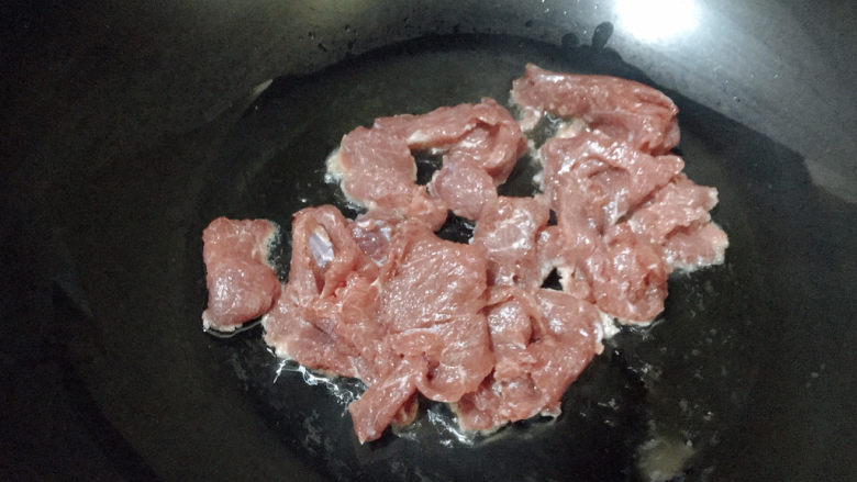 葱爆牛肉,倒入牛肉