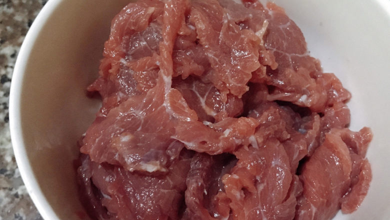 葱爆牛肉,抓拌均匀,腌制10分钟左右
