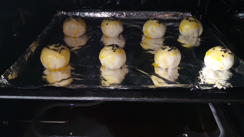 紫薯酥,放进预热好的烤箱,上下火180度烤15分钟