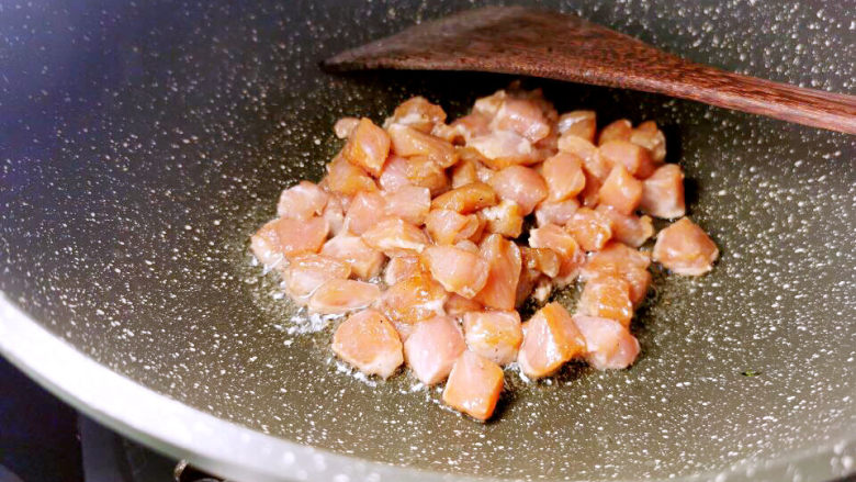 雪菜炒蚕豆,猪肉丁下锅,煎至两面金黄后捞出