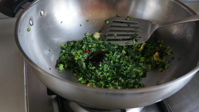 雪菜炒蚕豆,加入<a style='color:red;display:inline-block;' href='/shicai/ 721'>蚝油</a>提鲜增香,翻炒片刻