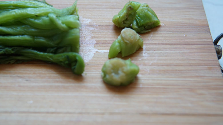 雪菜炒蚕豆,雪菜去掉根部,切成小碎米状