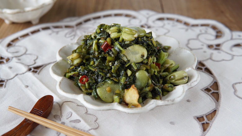 雪菜炒蚕豆,这是一道简单美味,即可下饭又可佐粥的爽口小菜,咸鲜微辣,雪菜干香四溢,蚕豆绵密软糯