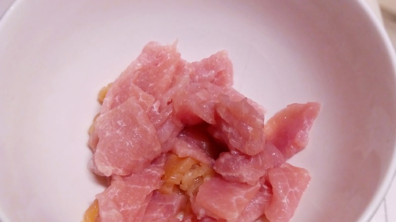 什锦虾仁,瘦肉片放入半汤匙<a style='color:red;display:inline-block;' href='/shicai/ 788'>生抽</a>、半汤匙淀粉、一汤匙<a style='color:red;display:inline-block;' href='/shicai/ 894'>黄酒</a>抓拌均匀，静置十分钟备用。