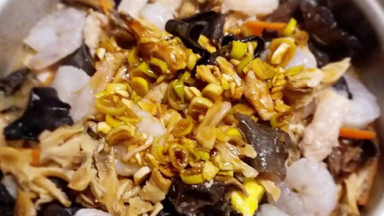 什锦虾仁,翻拌均匀入味,大火收汁。