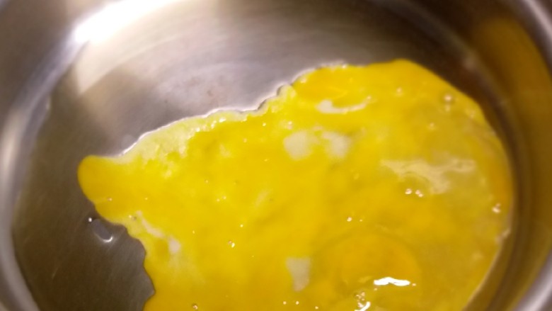 什锦虾仁,起油锅放入食用油,油热后放入鸡蛋液,炒熟捞出备用。