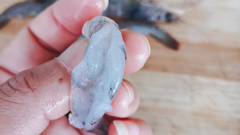 什锦虾仁,大虾去掉虾头和虾壳,用刀把它背部切开取出虾线备用