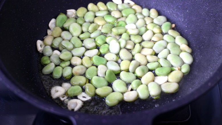 韭菜炒蚕豆,加入焯过的蚕豆,大火翻炒均匀。