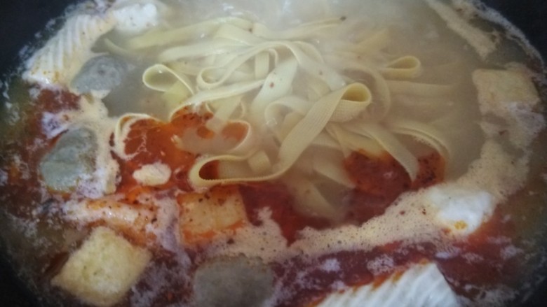 酸汤米线,加入<a style='color:red;display:inline-block;' href='/shicai/ 4660'>豆皮</a>,加入自带调料。