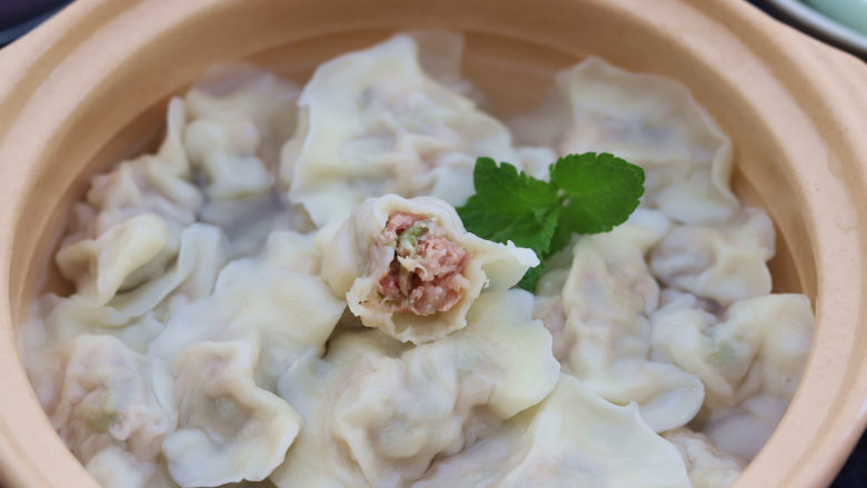 槐花饺子,现包的饺子,要等水烧开了再下入锅中,饺子下入后用锅铲推一推,防止饺子粘锅,煮到饺子浮起来,加一碗清水,再次把水烧开饺子就煮熟了。