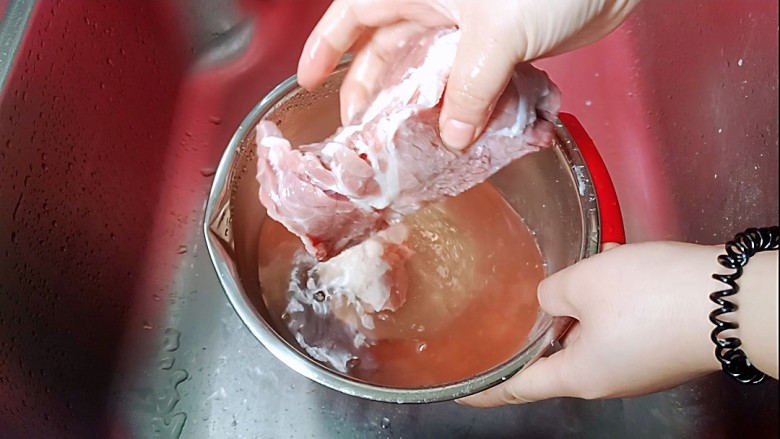 西红柿炖牛肉,<a style='color:red;display:inline-block;' href='/shicai/ 216'>牛肉</a>浸泡半小时,拔出血水