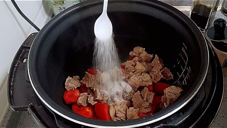 西红柿炖牛肉,加入盐