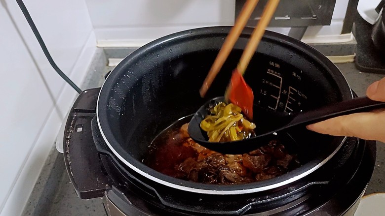 西红柿炖牛肉,排压后开盖,小葱弃之