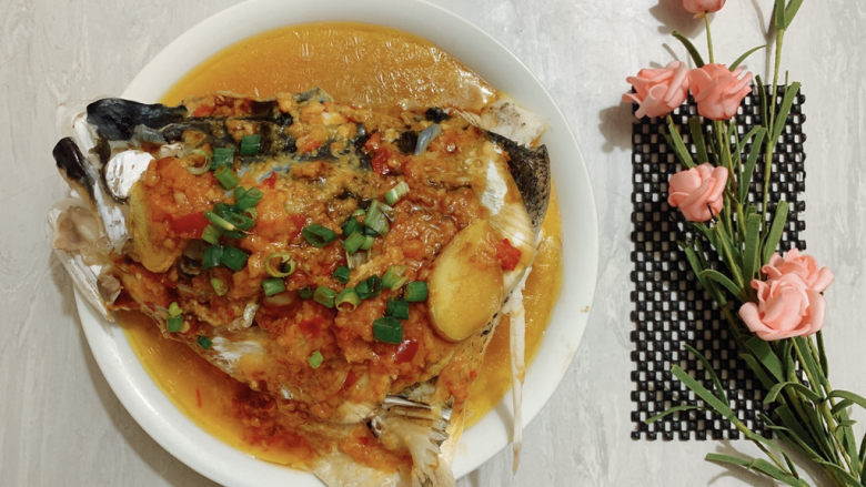双椒鱼头,出锅撒葱花,淋上蒸鱼豉油