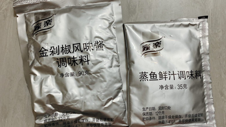 双椒鱼头,偷工减料用了调味包料,剁椒酱、蒸鱼豉油等。