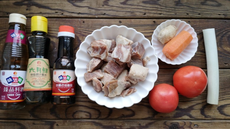 西红柿炖牛肉,准备食材。将<a style='color:red;display:inline-block;' href='/shicai/ 218'>牛腩</a>切3-4厘米见方的块(牛肉焯水后会缩小,可以切大一点的块)