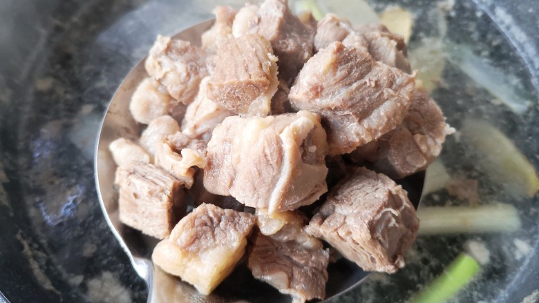 西红柿炖牛肉,大火煮开,撇去浮沫,将焯熟的牛肉沥水捞出,剩下的汤过滤后留用。