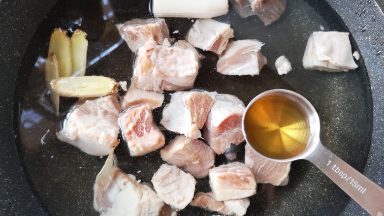 西红柿炖牛肉,锅中宽水,加入葱姜,料酒,冷水下入洗净的牛腩。