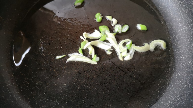 西红柿炖牛肉,另取一锅,加入适量的油烧热后下入葱花爆香。