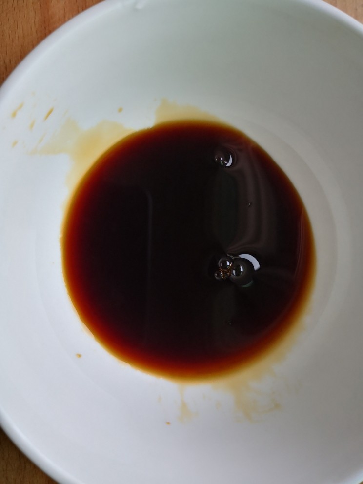 葱爆牛肉,调个料汁,碗里倒入2勺<a style='color:red;display:inline-block;' href='/shicai/ 788'>生抽</a>
