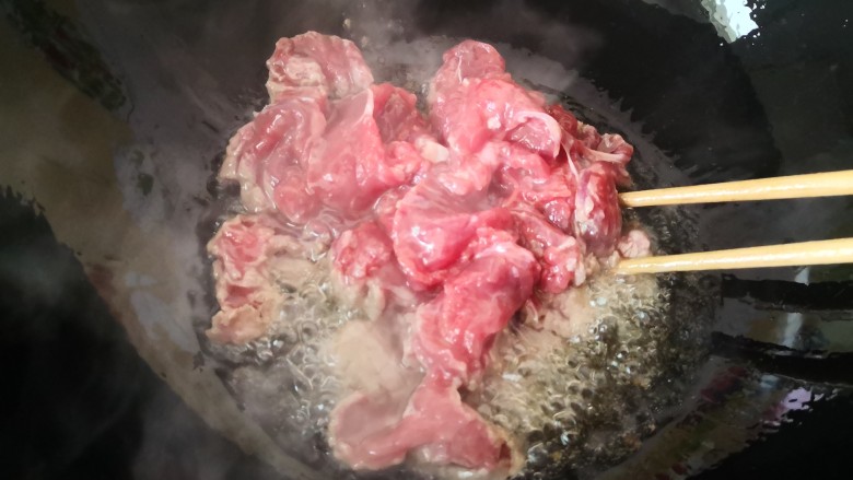 葱爆牛肉,放入腌制好的牛肉