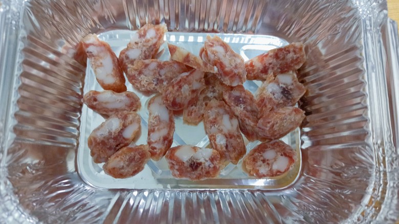 锡纸金针菇,<a style='color:red;display:inline-block;' href='/shicai/ 4536'>腊肠</a>切片,摆入锡纸盒内