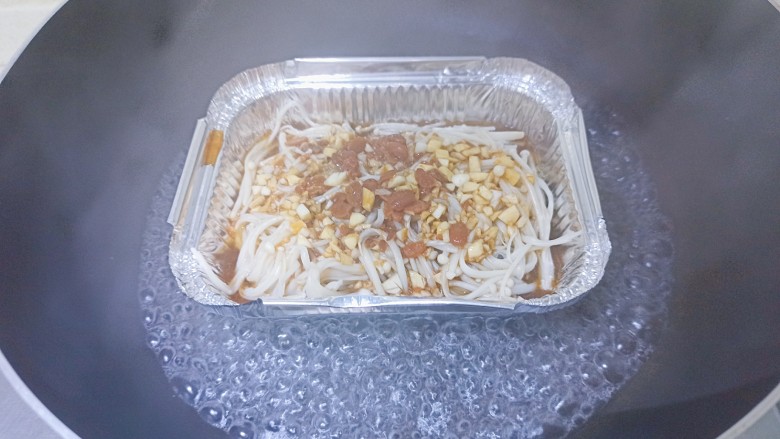 锡纸金针菇,锅内加水焖烧15分钟左右,期间没水了的话要记得加一下