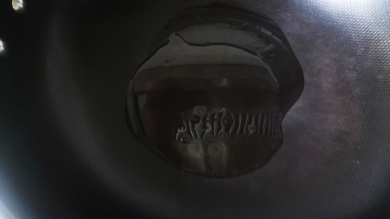 西葫芦炒鸡蛋,锅里放适量油,烧热