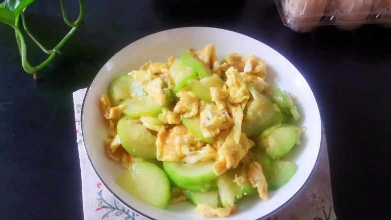 西葫芦炒鸡蛋,中火翻炒均匀即可装盘,趁热享用
