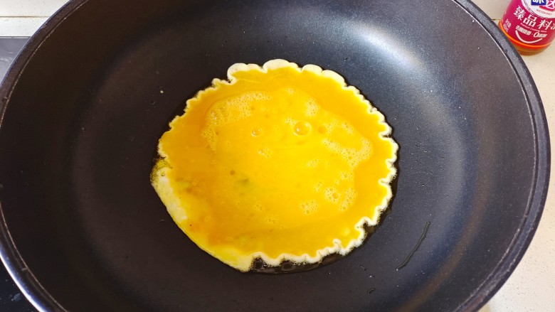 芦笋炒鸡蛋,锅中加入适量花生油烧热,放入打散的鸡蛋液