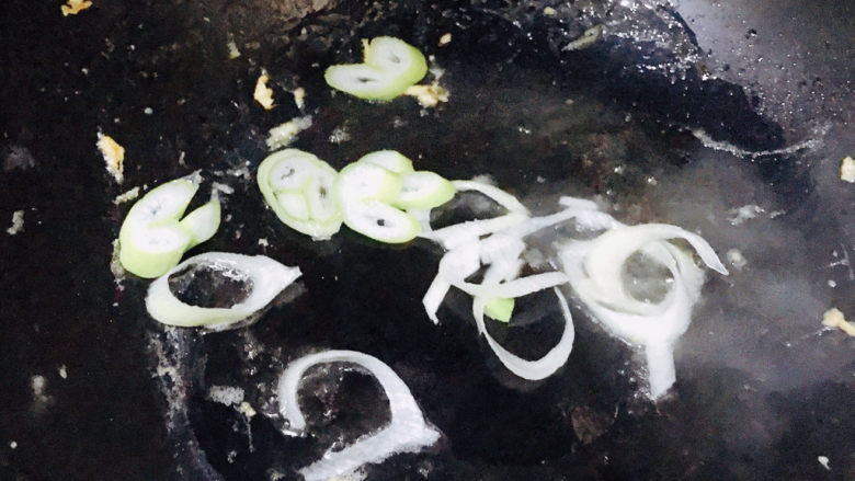 西葫芦炒鸡蛋,再下薄油,倒入大葱