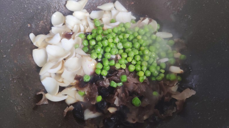 什锦虾仁,锅内添食用油,油热后依次放入鲜百合,木耳和青豆