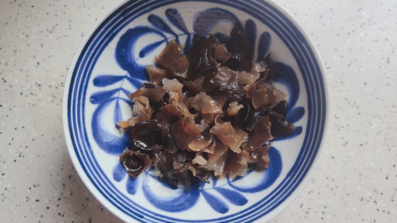 什锦虾仁,然后撕成小朵,控干水分